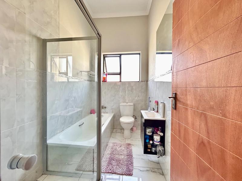 5 Bedroom Property for Sale in Xanadu North West